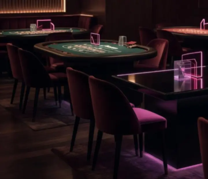 Atmosférická večerní restaurace Bravoriaim s tlumeným světlem a stolními hrami