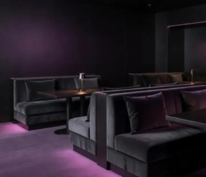 Lounge prostor restaurace Bravoriaim s večerním nasvětlením a pohodlným sezením