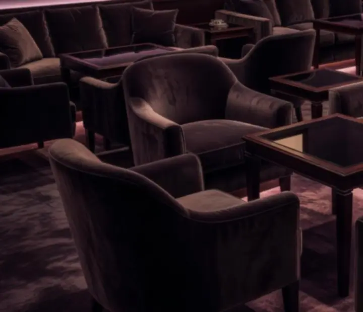Prémiové lounge sezení v restauraci Bravoriaim s pohodlnými sedačkami v intimním osvětlení.