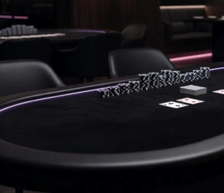Detail prémiového pokerového stolu s fialovými detaily a žetony