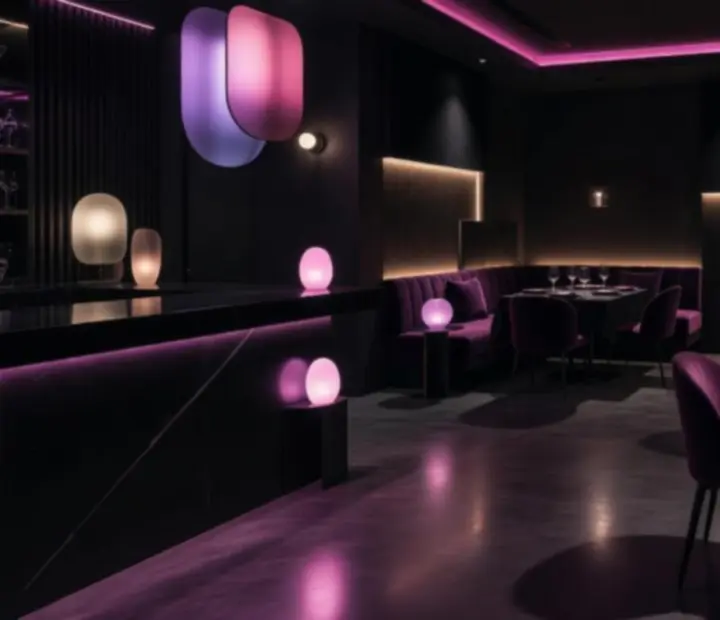 Stylový večerní interiér restaurace Bravoriaim v tmavých tónech s decentním osvětlením.