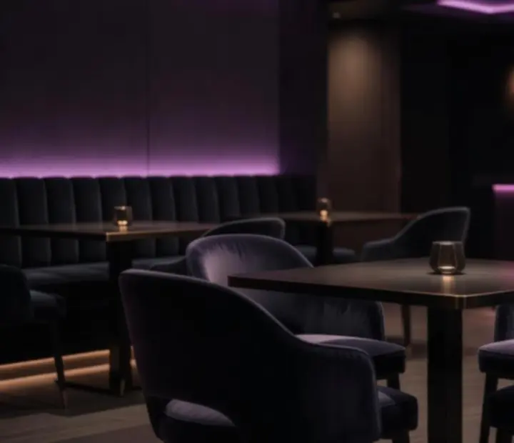 Stylový lounge interiér restaurace Bravoriaim s tlumeným světlem